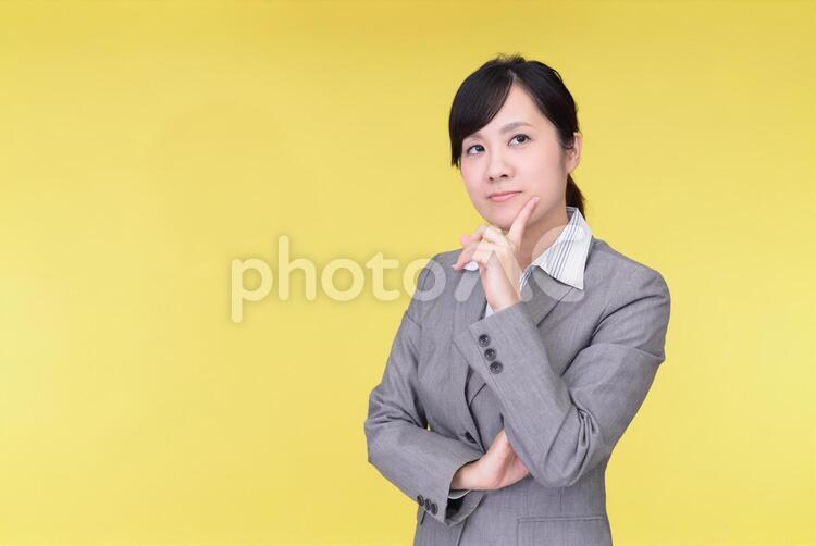 考え事をするビジネスウーマン 女性,ビジネウーマン,女の写真素材