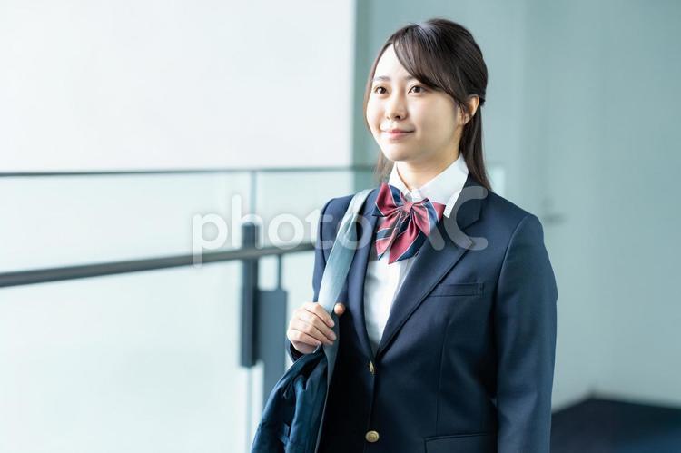 廊下を歩く制服の女子高生 高校生,女子高生,笑顔の写真素材