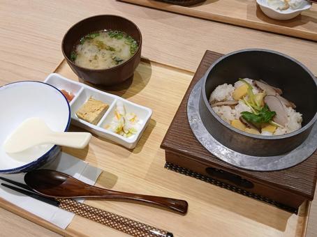 栗×舞茸の釜めし定食③ 栗×舞茸の釜めし定食③ 食事,釜めし,釜の写真素材