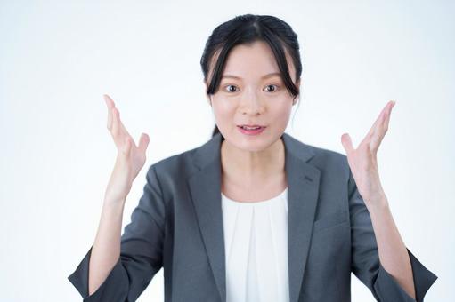 女性が両手を上げて喜ぶ 女性,笑顔,喜ぶの写真素材