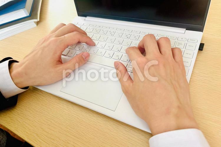 PC操作するビジネスマンの手元 パソコン,ビジネス,パソコン作業の写真素材