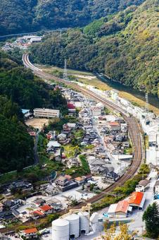 山あいの集落を縫うように走る鉄路 鉄道,線路,集落の写真素材