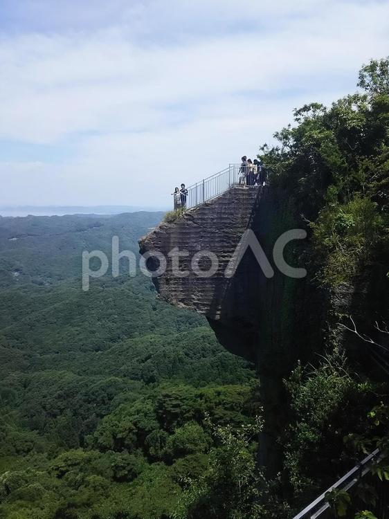 横から見ると恐怖 地獄のぞき,鋸山,絶景の写真素材