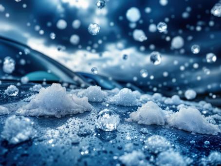 車のボンネットに積もった大粒の雹と氷 車のボンネットに積もった大粒の雹と氷の写真