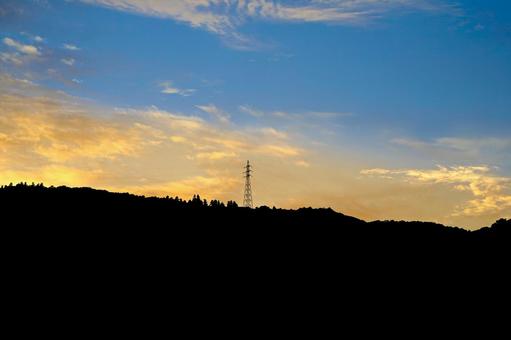 夕焼けの送電線 夕焼けの送電線 鉄塔,送電線,夕焼けの写真素材
