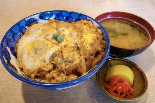 美味しい普通のカツ丼(玉子とじスタイル) カツ丼,丼,とんかつの写真素材