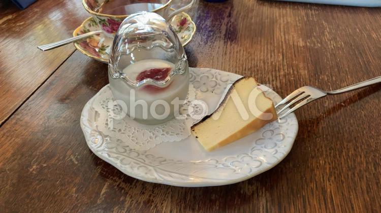 苺のブランマンジェ、バスクチーズケーキ ブランマンジェ,バスクチーズケーキ,ケーキの写真素材