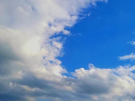 夏の青空と陽光 輝く白い雲 さわやか 夏の青空と陽光 輝く白い雲 さわやか 夏,青空,空の写真素材