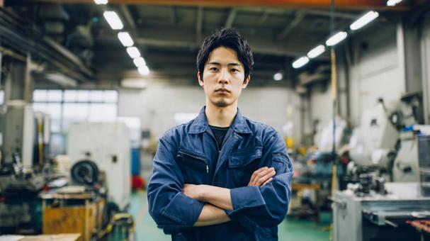 製造現場の若手作業員の写真