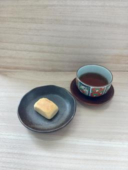 パイナップルケーキとウーロン茶 パイナップルケーキとウーロン茶 パイナップルケーキ,ウーロン茶,湯呑の写真素材