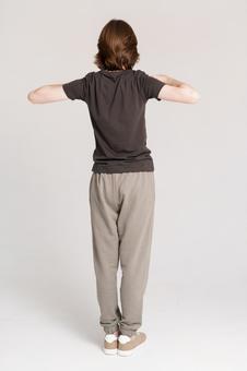 肘を曲げる男性の後ろ姿 肘を曲げる男性の後ろ姿 男性,ポーズ,肘の写真素材