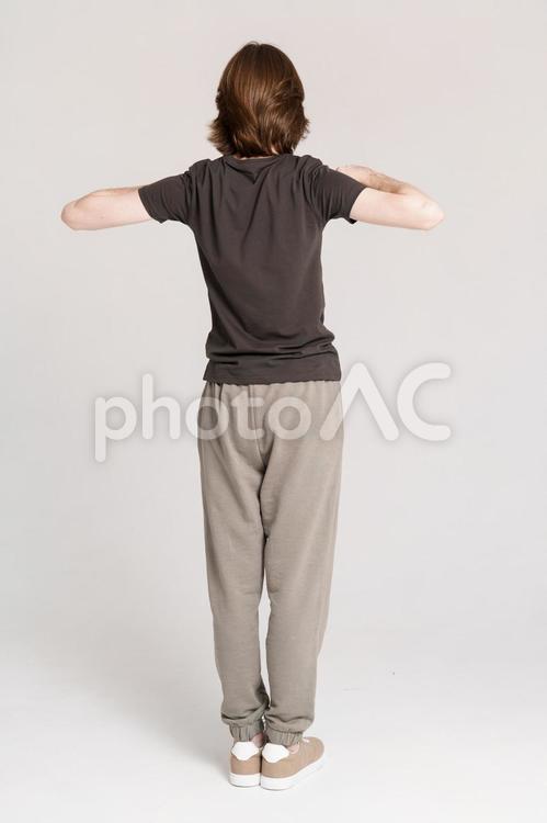 肘を曲げる男性の後ろ姿 男性,ポーズ,肘の写真素材
