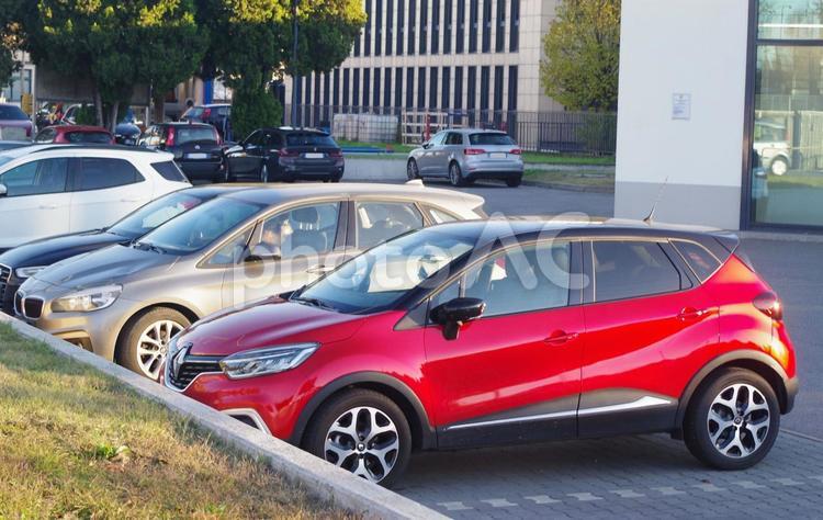 駐車場の真っ赤な車　イタリア 車,自動車,外車の写真素材