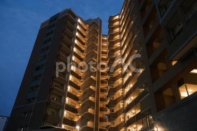 夕暮れの大型マンション マンション,集合住宅,住宅の写真素材