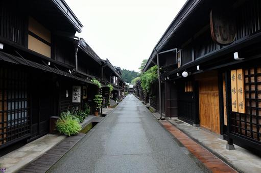 雨の早朝で人がいない飛騨高山の古い街並み 雨の早朝で人がいない飛騨高山の古い街並みの写真