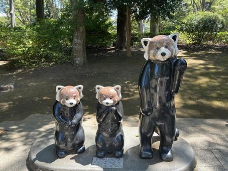 レッサーパンダファミリーの像 レッサーパンダファミリーの像の写真
