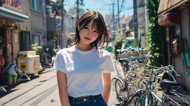路地に立つTシャツとショートパンツの女性 路地に立つTシャツとショートパンツの女性の写真