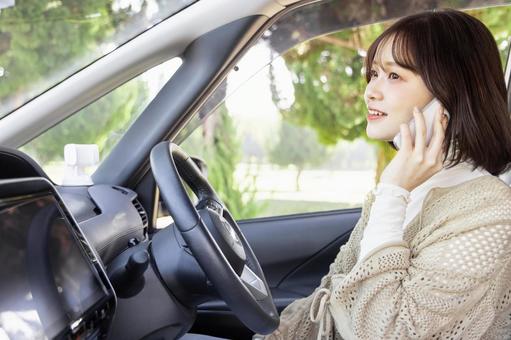 若い女性　運転　停車　スマートフォン 女性,ドライブ,自動車の写真素材