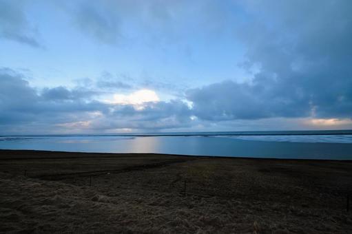 アイスランドの冬、夕暮れの湖畔の風景 アイスランドの冬、夕暮れの湖畔の風景の写真