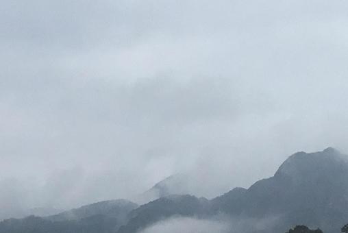 曇り空と山 曇り空と山の写真