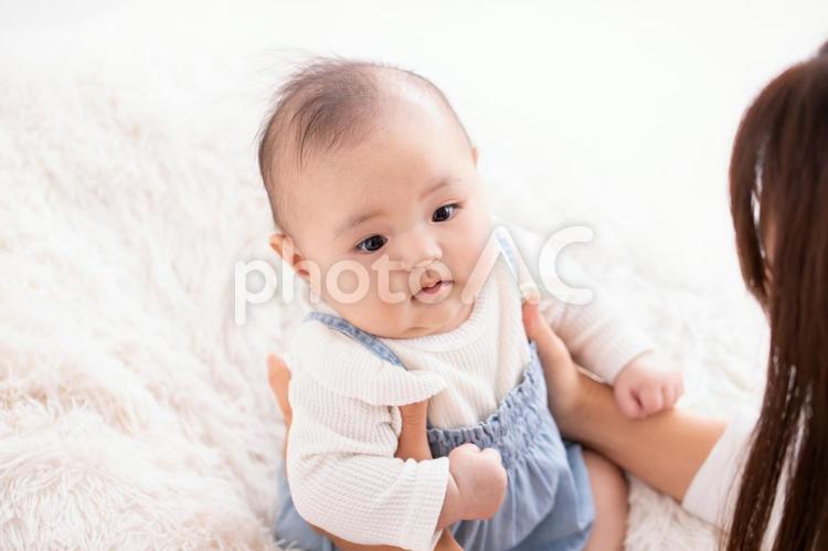 抱っこされる赤ちゃん　baby 赤ちゃん,ベビー,babyの写真素材