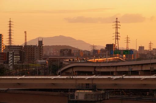 夕暮れ時の街並み 夕暮れ時の街並みの写真