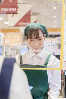 スーパーのレジで会計をする女性 スーパーのレジで会計をする女性 スーパー,女性,日本人の写真素材