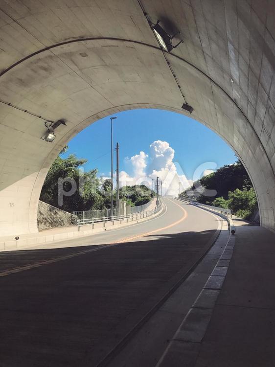 トンネルから覗く空模様 景色,トンネル,道路の写真素材