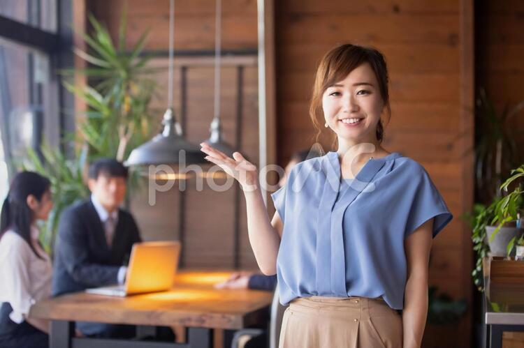 オフィスにいるビジネスウーマン ビジネスウーマン,ビジネス,女性の写真素材