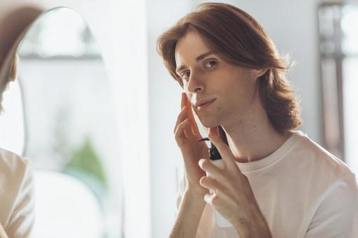 鏡の前でスキンケアしているカメラ目線の男性 男性,外国人,欧米人の写真素材