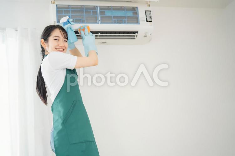 エアコン掃除をする女性 エアコン,エアコンクリーニング,空調の写真素材