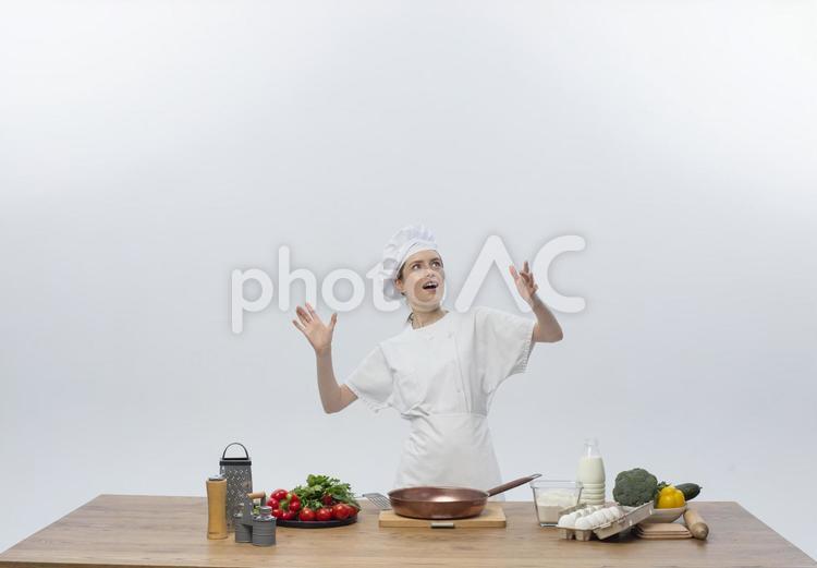 遠くを見て驚く女性のシェフ 女性,シェフ,料理人の写真素材