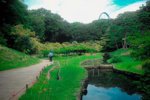 庭園の彼岸花と広場 庭園の彼岸花と広場の写真