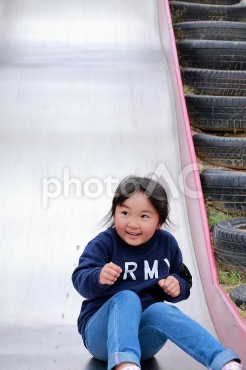 滑り台を滑り降りた女の子 遊具,女の子,子供の写真素材