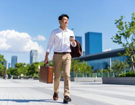 前向きな気持ちで仕事に向かう若手社員 前向きな気持ちで仕事に向かう若手社員の写真