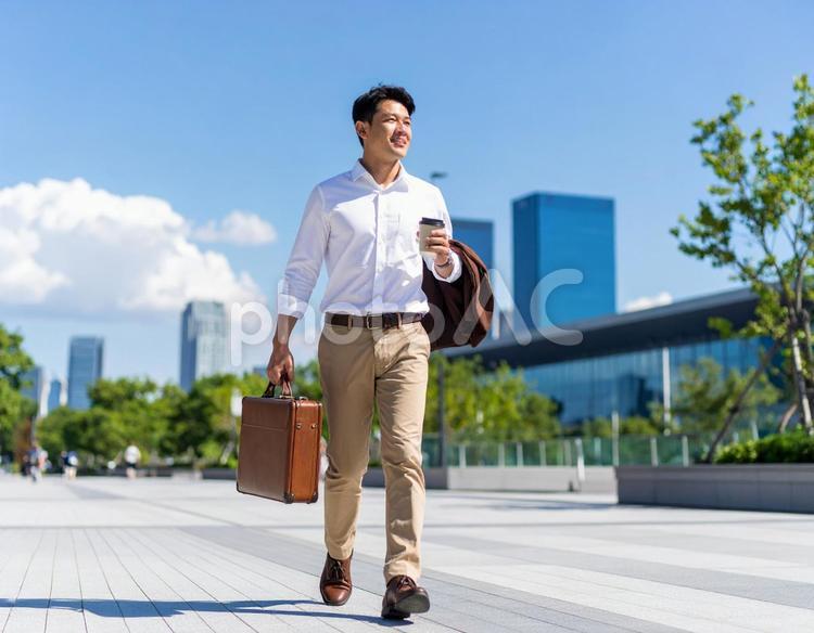 前向きな気持ちで仕事に向かう若手社員 ビジネスマン,通勤,歩くの写真素材