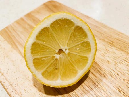 生レモンを半分に切った断面１１ レモン,断面,半分の写真素材