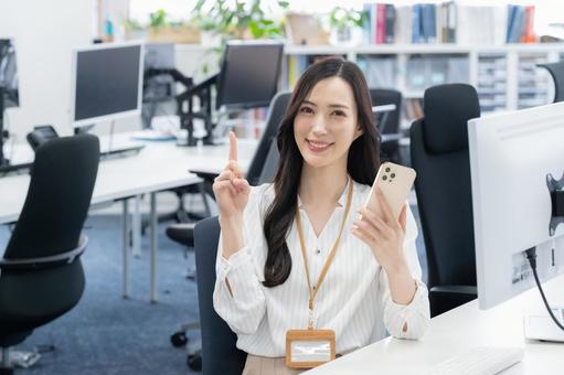オフィスカジュアルの若い女性エンジニア オフィスカジュアルの若い女性エンジニア ビジネス,エンジニア,女性の写真素材