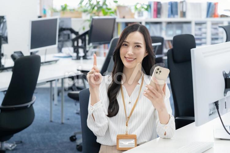 オフィスカジュアルの若い女性エンジニア ビジネス,エンジニア,女性の写真素材