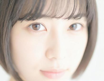 前髪ありのボブの女の子のアップ 前髪ありのボブの女の子のアップの写真