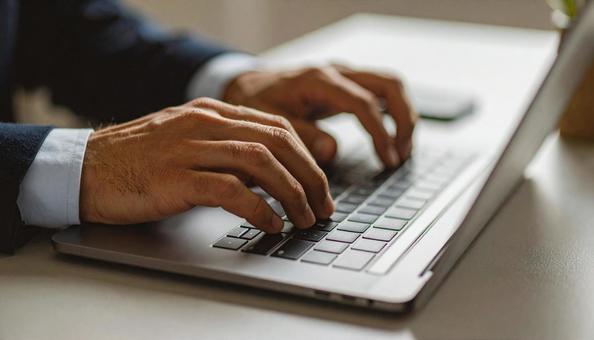 デスクワーク パソコンに両手で入力する手 デスクワーク パソコンに両手で入力する手の写真