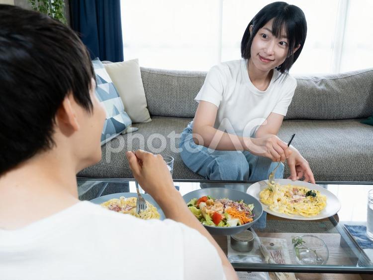 １３：夫婦団らん（ソファー） 団らん,ソファー,結婚の写真素材