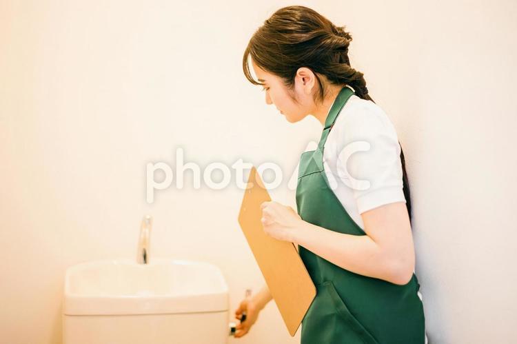 トイレの点検をする女性（タンク） トイレ,点検,タンクの写真素材