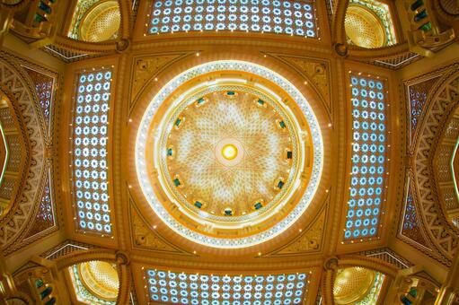 光輝く黄金のドーム天井 ドーム天井,黄金,幾何学模様の写真素材