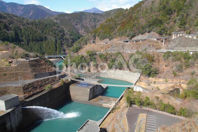 長島ダム堤頂部から見る下流の景色 中部,地方,静岡県の写真素材