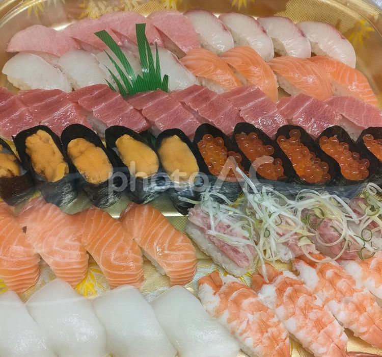 豪華なスーパーのお寿司セット 寿司,うに,えびの写真素材