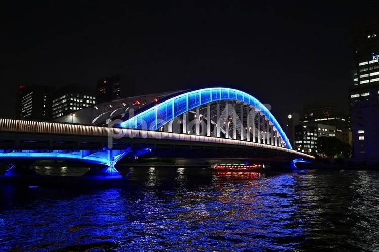 ライトアップされた永代橋と屋形船　２ 永代橋,隅田川,街並みの写真素材
