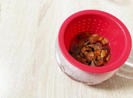 ガラスカップで淹れた紅葉のフルーツティー ハーブティー,フルーツティー,紅茶の写真素材