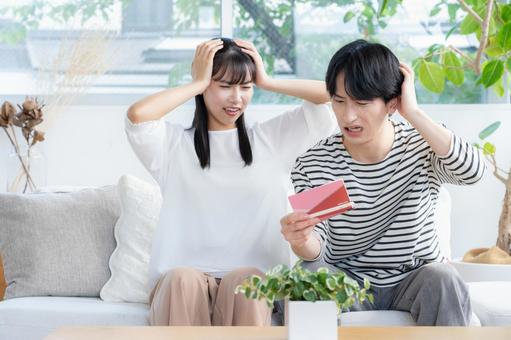 リビングでくつろぐ若いカップル リビングでくつろぐ若いカップル 夫婦,カップル,リビングの写真素材
