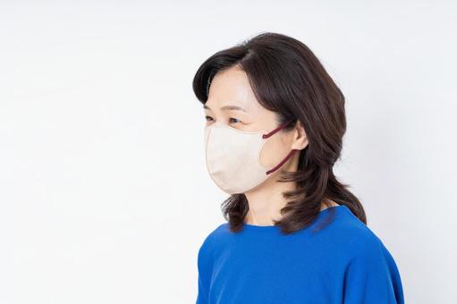 マスクをするミドルの女性 マスクをするミドルの女性 マスク,女性,ミドルの写真素材